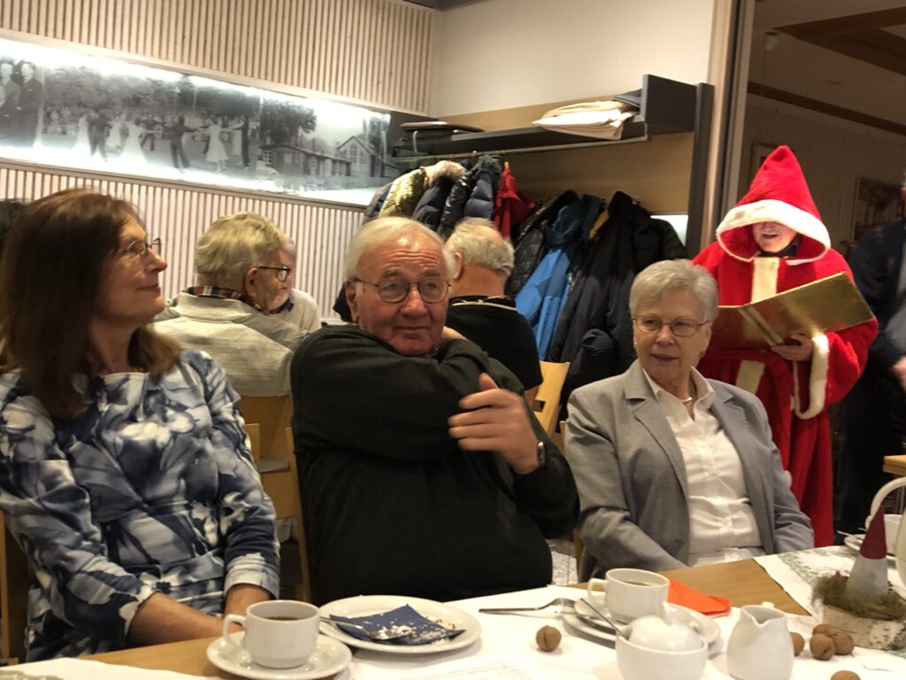 Der Nikolaus liest aus seinem Buch
